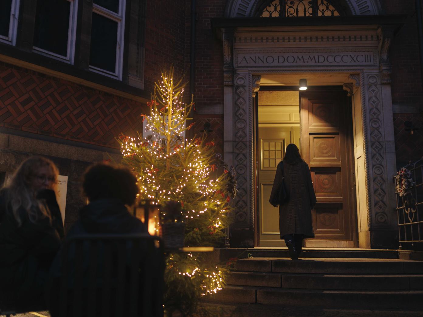 Indgang til museum med juletræ