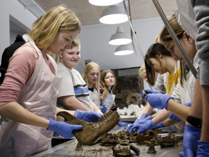 Elever undersøger arkæologiske fund