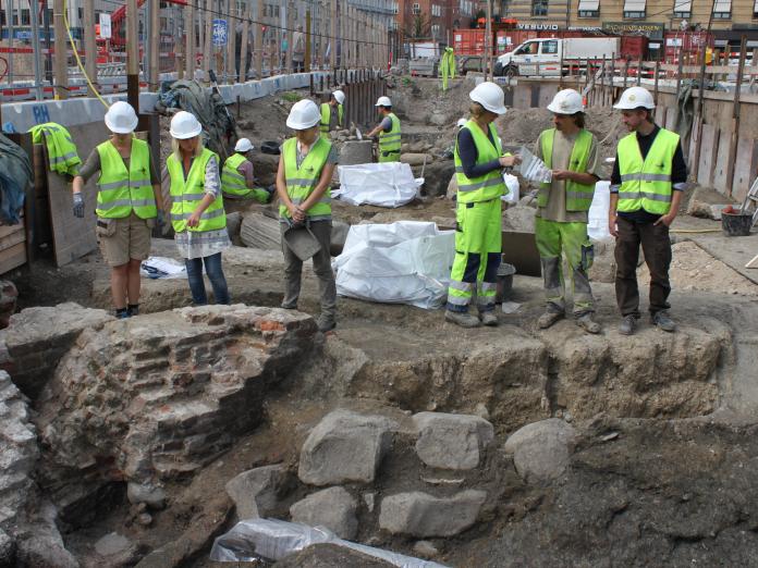 Arkæologer på udgravning på Rådhuspladsen