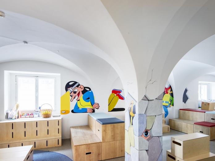 Skoletjenestens lokale med kunst af HuskMitNavn