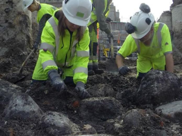 Arkæologer graver sten frem