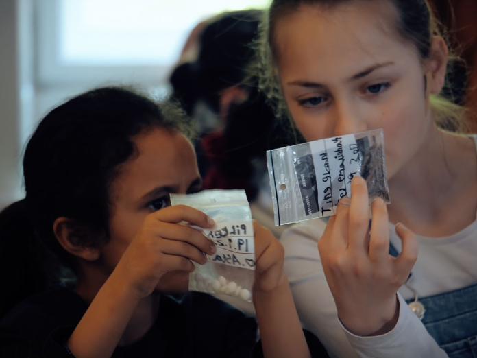 Skoleelever ser på fund, de selv har indsamlet