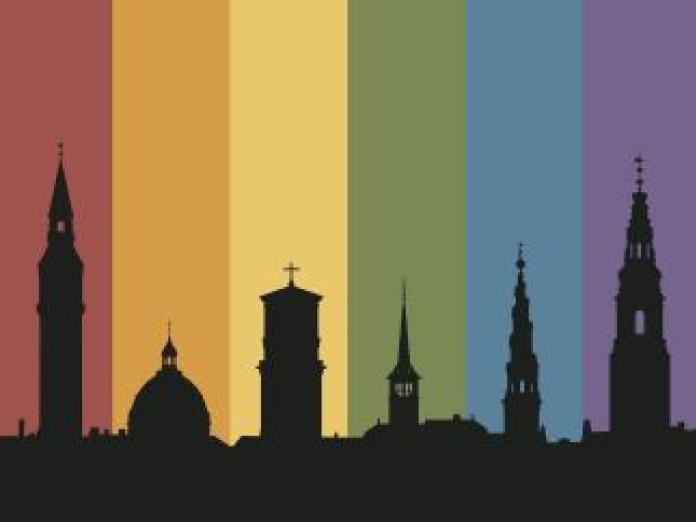Grafik af Københavns tårne på regnbuebaggrund