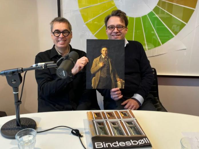 Gæst Peter Thule Kristensen og vært Marius Hansteen med billede af arkitekten M. G. Bindesbøll