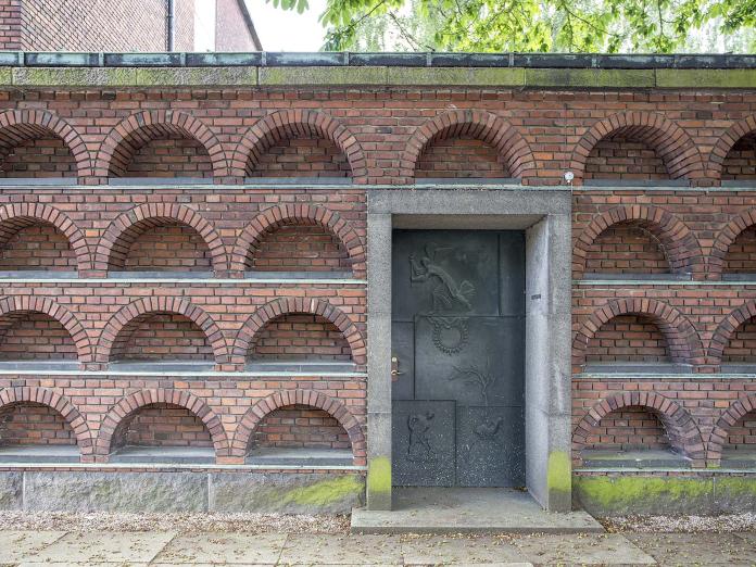 Udsnit af urne-niche på Søndermark Kapel og Krematorium