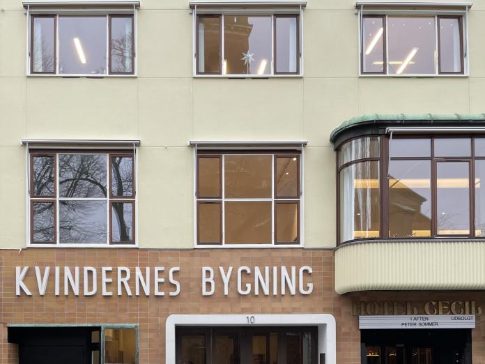 Udsnit af facade på Kvindernes Bygning i Niels Hemmingsensgade