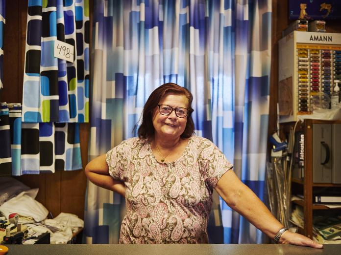 Mai's Gardiner i Brønshøj. Ekspedient bag disk