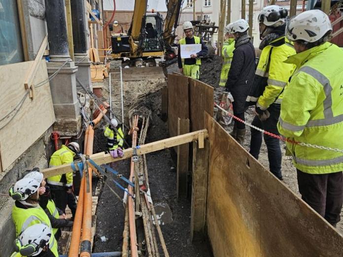 Arkæologer på besøg på Gammeltorv-udgravningen