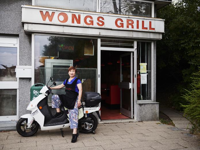Wong's Grill i Hvidovre. Indehaver på scooter foran grillen