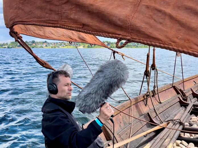 Jacob Kirkegaard på lydoptagelse med vikingeskib fra Vikingeskibsmuseet i Roskilde 