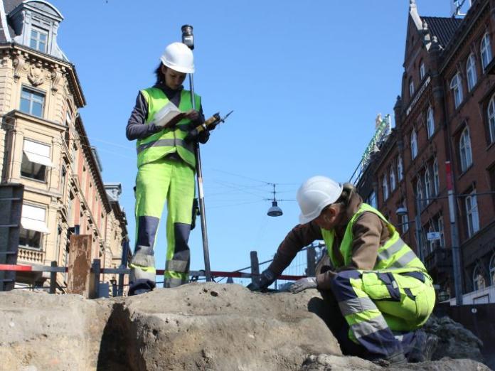 Arkæologer i felten