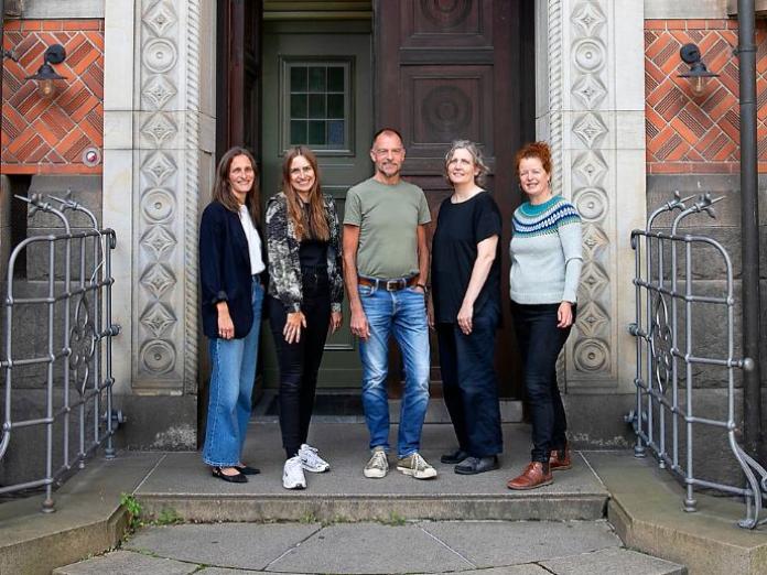 Museumsinspektører på trappen til Stormgade 18