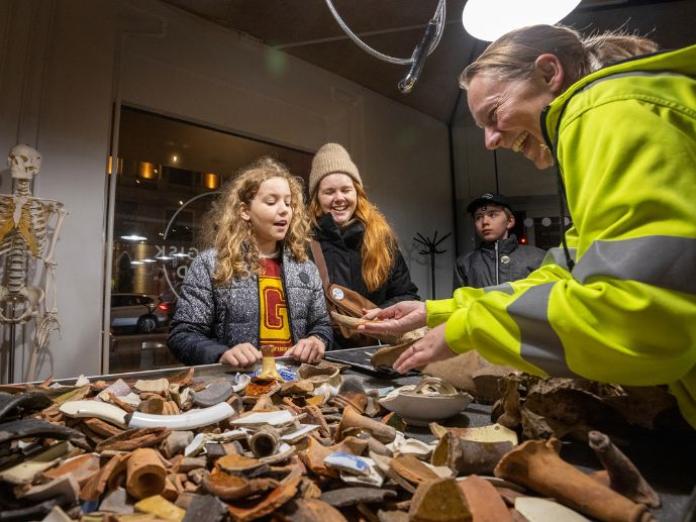 Arkæolog viser fund frem i Arkæologisk Værksted