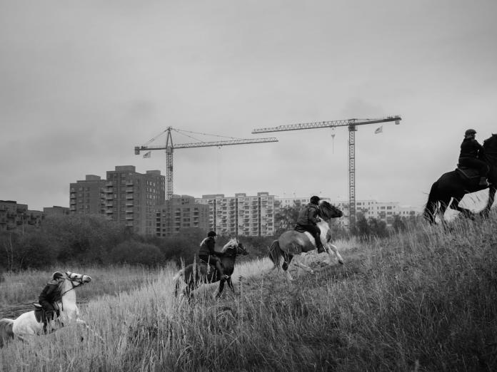 Asgar Korsgaards vinderbillede med ryttere og Ørestad