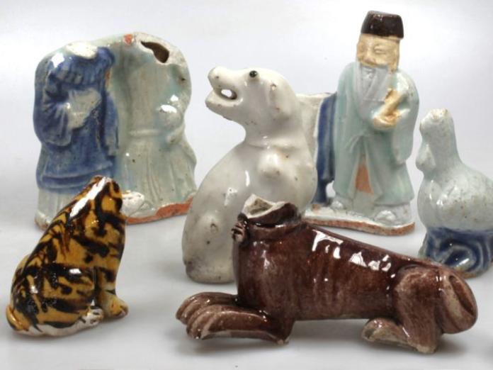 Samling af porcelænsfigurer, der forestiller dyr og mennesker