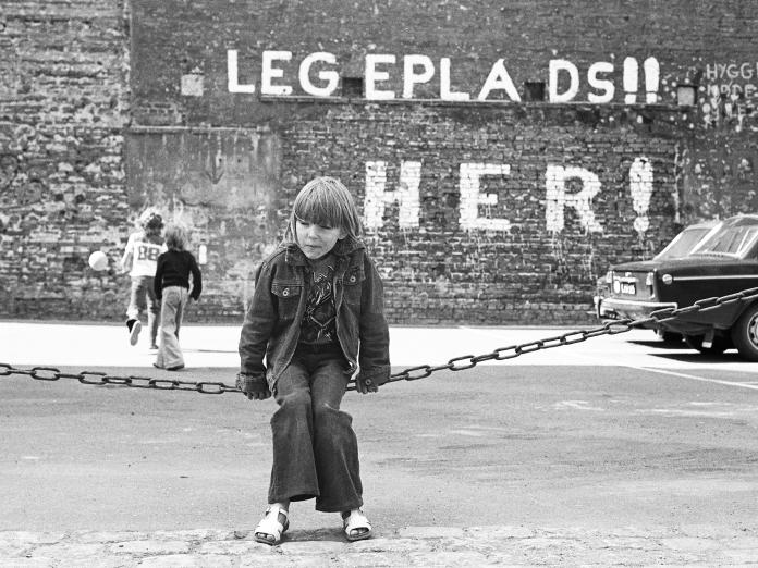 Børn leger på parkeringsplads