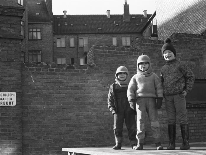 drenge i baggård, amagerbro, baggård, sort hvid