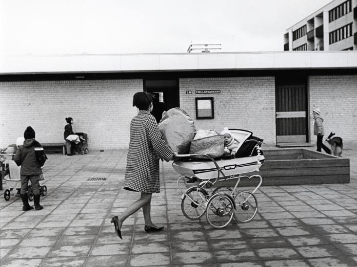 Kvinde med barnevogn Urbanplanen