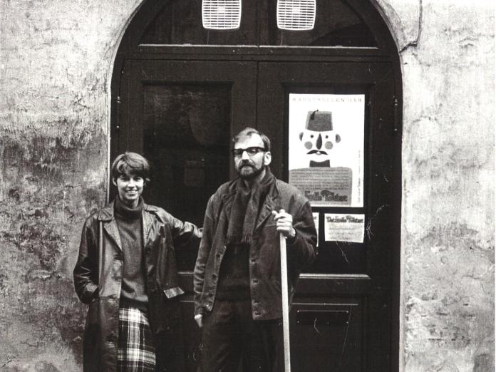 Fotografi af Vibeke Gaardmand og Kai Matthiesen foran Det Lille Teater i 1966