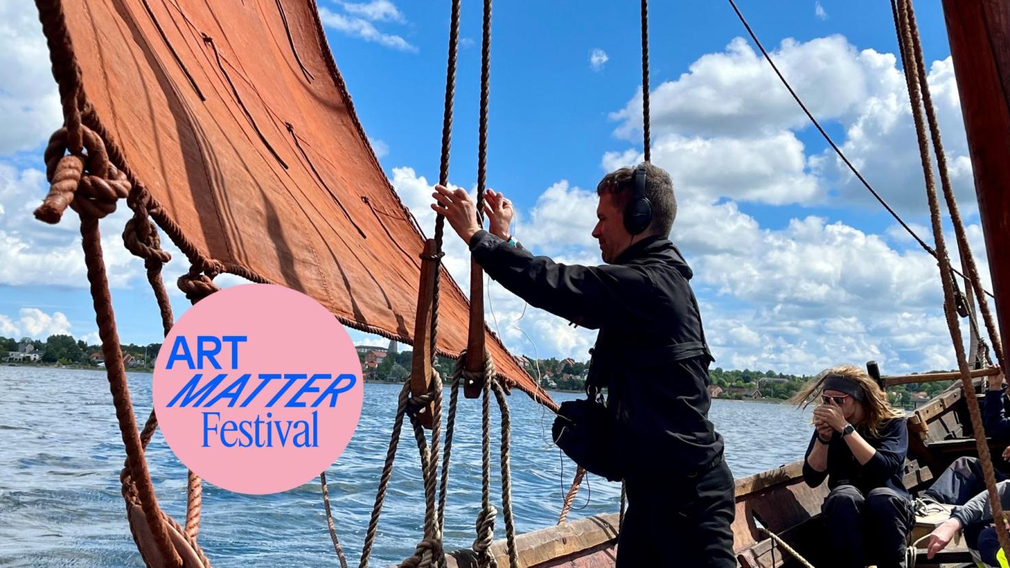 Jacob Kirkegaard optager lyd under sejlads med Vikingeskibsmuseet i Roskilde