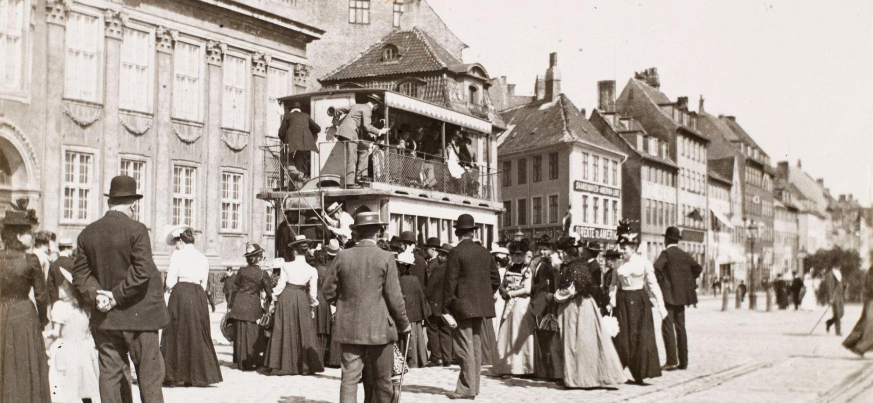 Dobbeltdækkersporvogn på Kongens Nytorv, 1897
