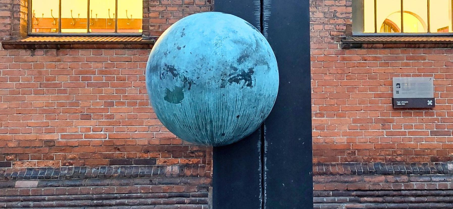 Skulptur til minde om Inge Lehmann