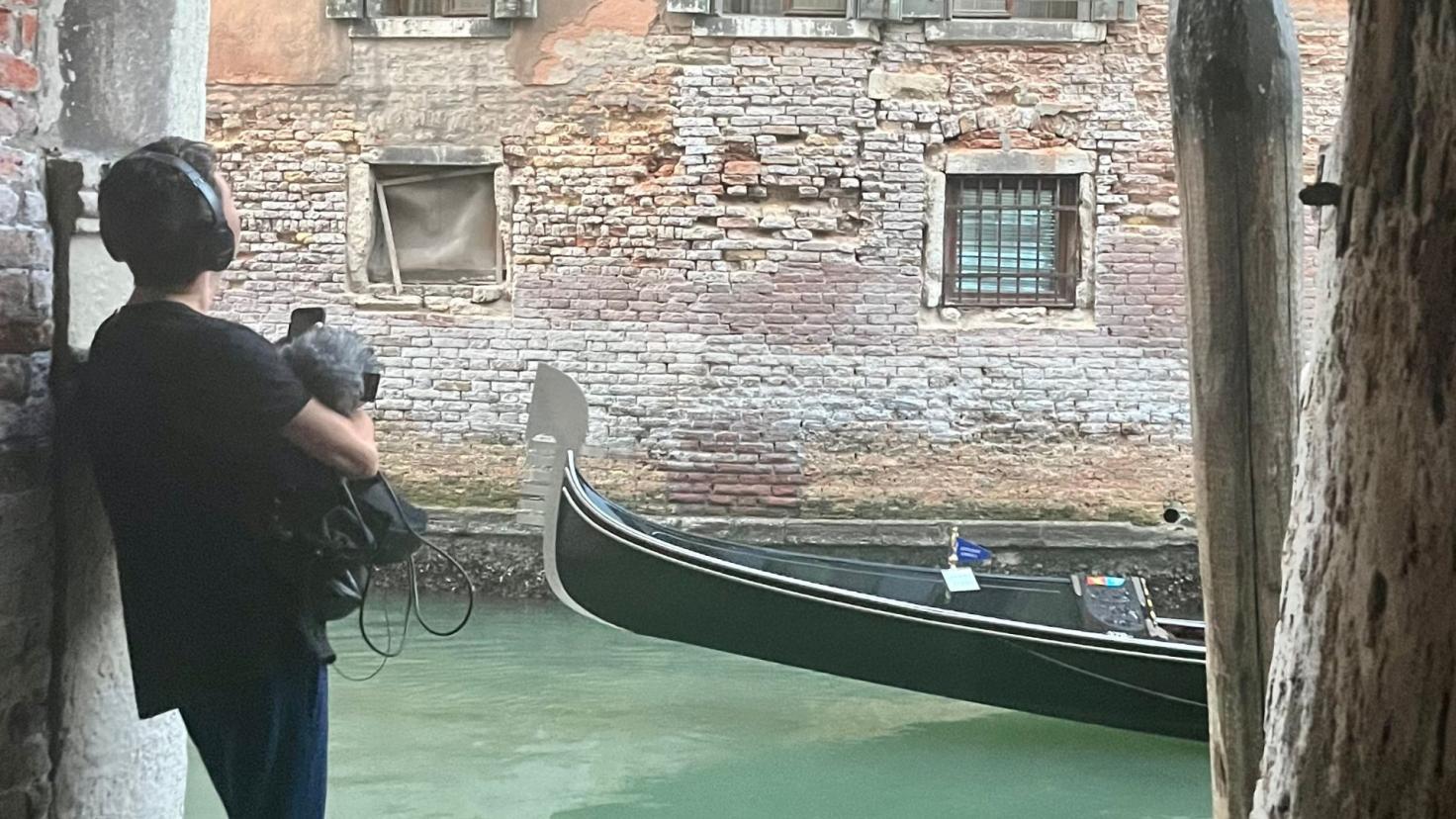 Lydkunstner Jacob Kirkegaard optager vandets lyde i Venedig
