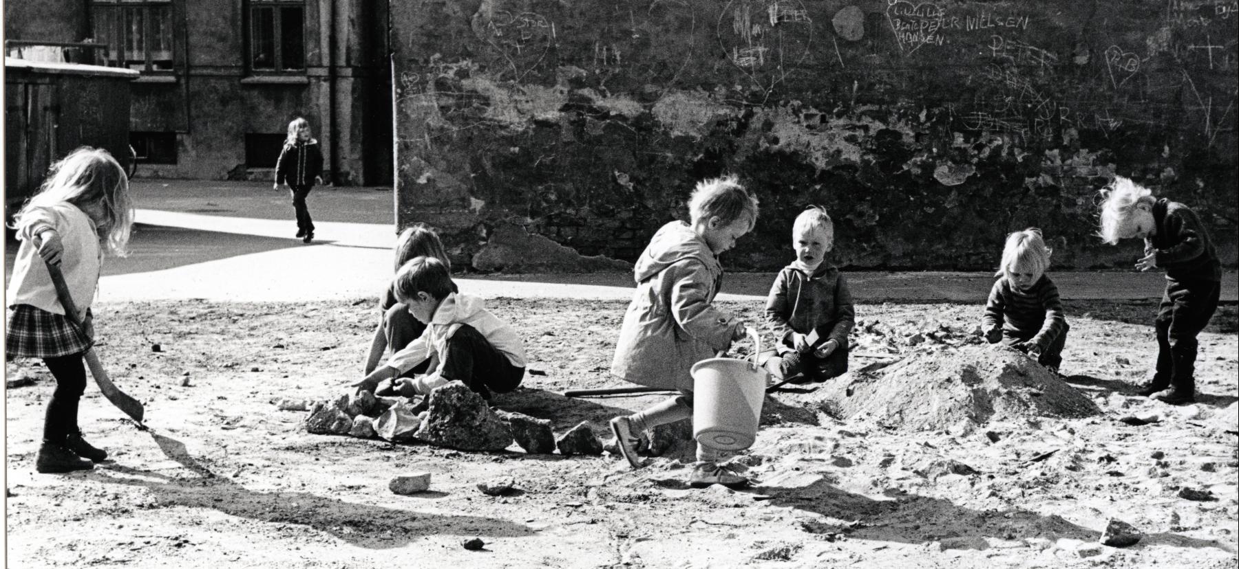 S/H foto af børn, der leger i sandkasse