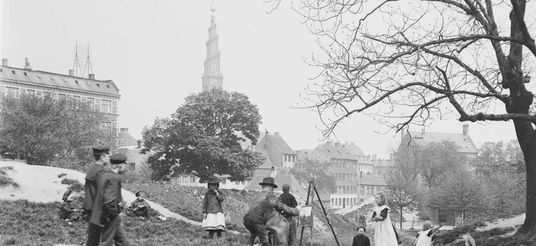 S/H foto af personer på Christianshavns Vold