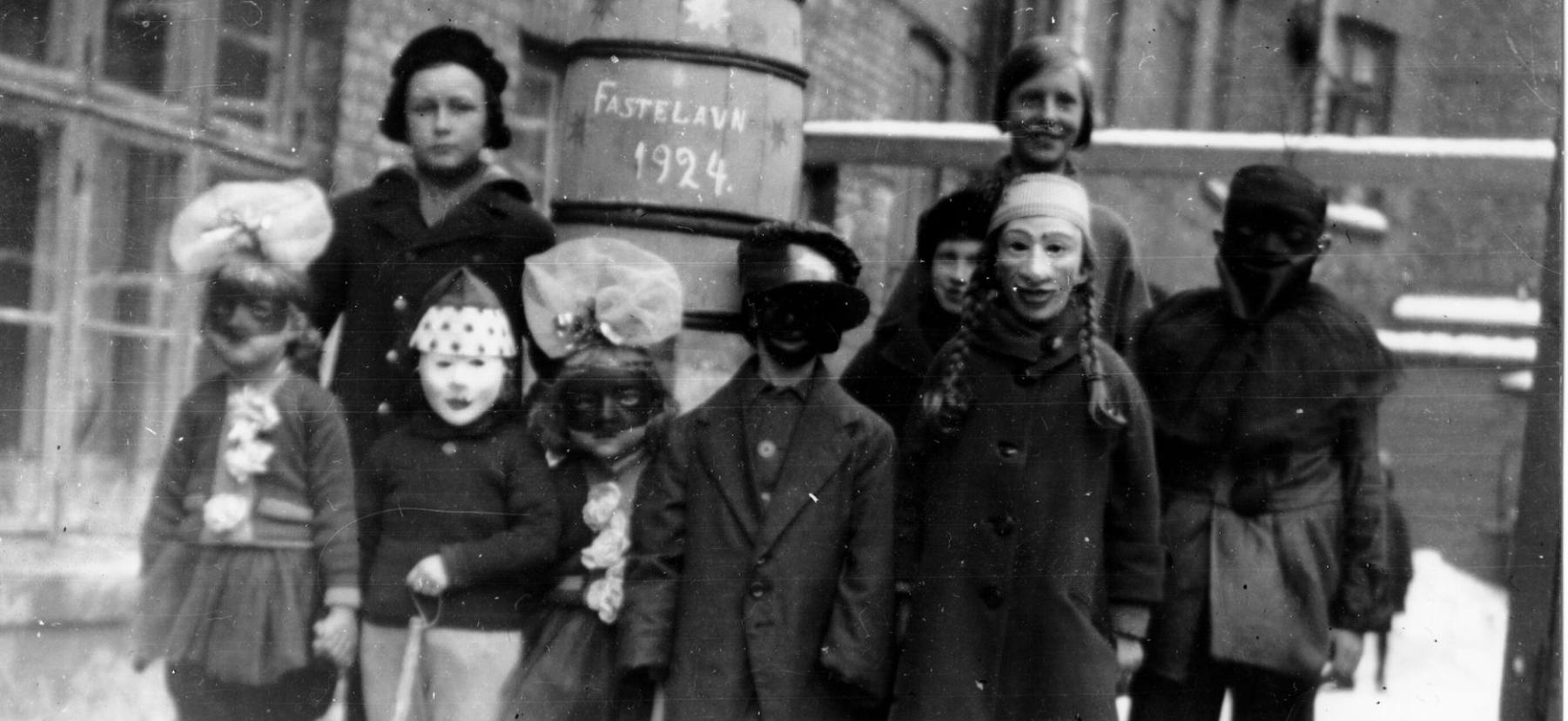 Udklædte børn og fastelavnstønde, 1924