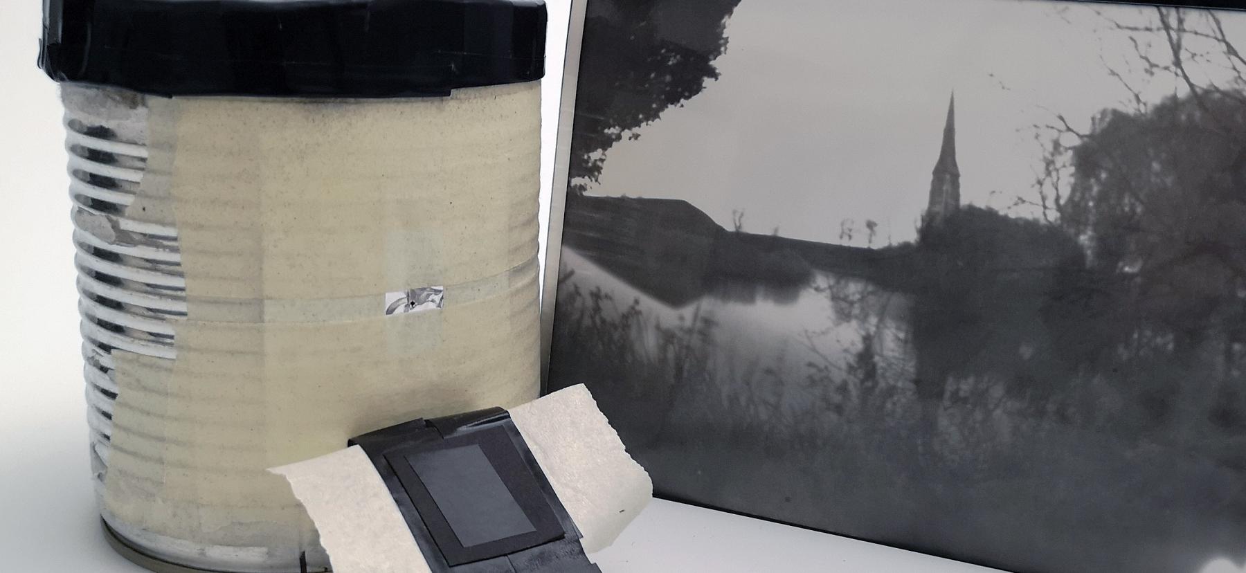 Et hjemmebygget kamera lavet af en dåse og et sort-hvid foto