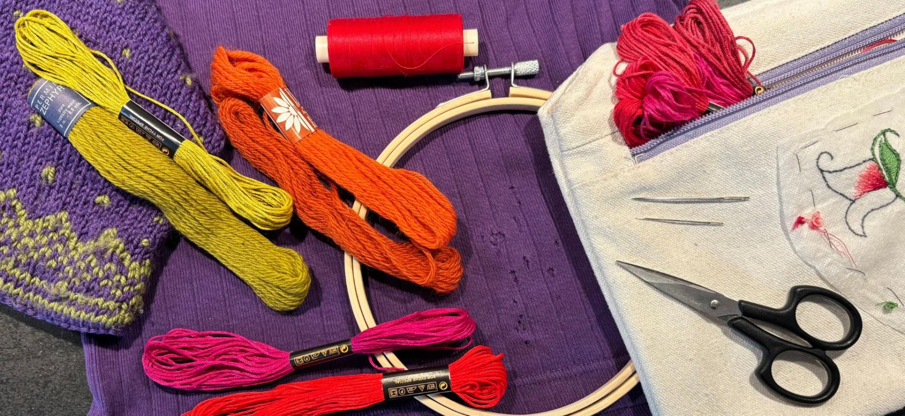 Materialer til synlig reparation af tekstiler - garn, saks, nåle