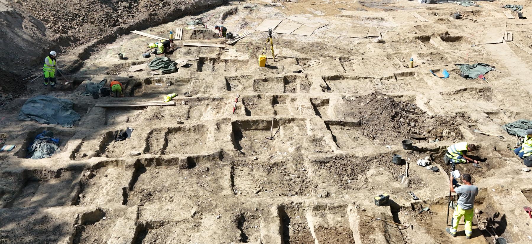 Vue over udgravningsfelt med mange aftryk af grave