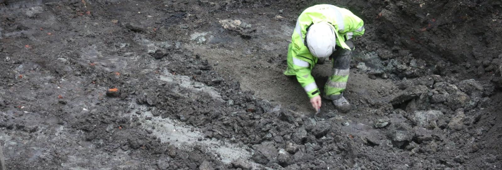 Arkæolog fra Københavns Museum graver på Rådhuspladsen