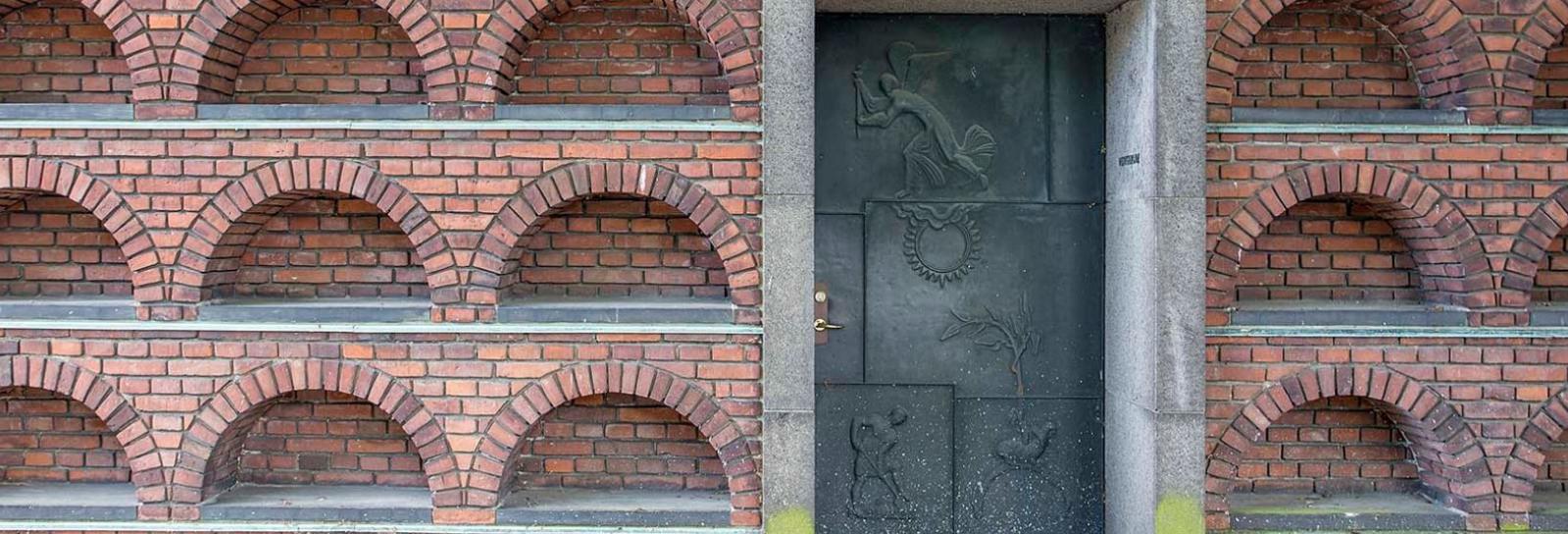 Udsnit af Søndermark Kapel og krematorium med urne-nicher