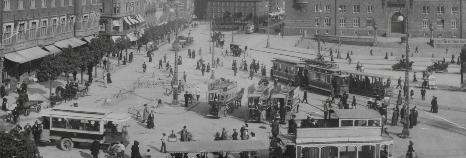 Sort-hvid foto fra Rådhuspladsen med sporvogne og menneskemylder