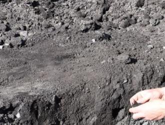 Arkæolog undersøger organiske jordlag i Kastellet