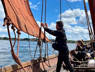 Lydkunstner Jacob Kirkegaard optager lyd på Vikingeskibsmuseet