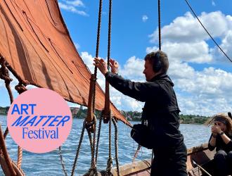Jacob Kirkegaard optager lyd under sejlads med Vikingeskibsmuseet i Roskilde