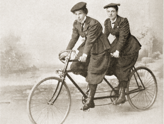 To damer på tandemcykel, ca. 1898