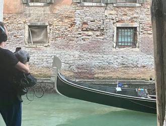 Lydkunstner Jacob Kirkegaard optager vandets lyde i Venedig